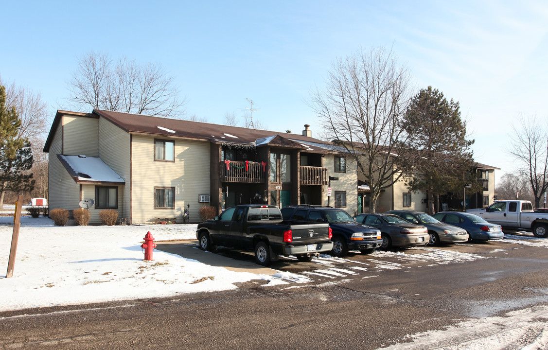 Lakewood Apartments in Stockbridge, MI - Building Photo