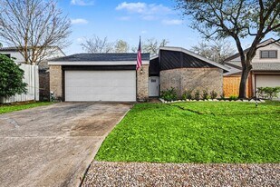 16607 Neumann Dr in Houston, TX - Building Photo