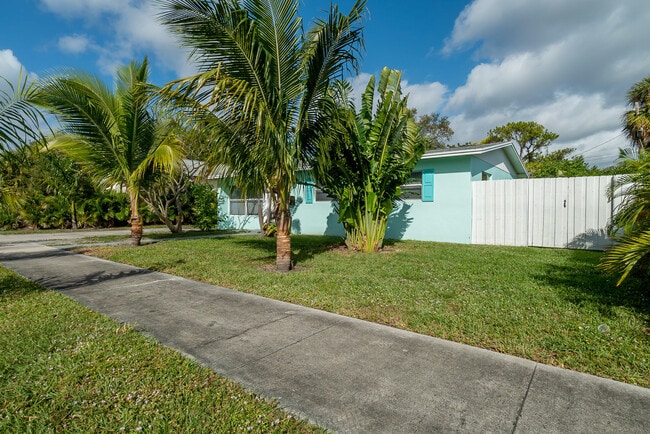 1205 Alpha St in West Palm Beach, FL - Building Photo - Building Photo