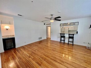 1100 Woodcrest Ln in Arlington, TX - Foto de edificio - Building Photo