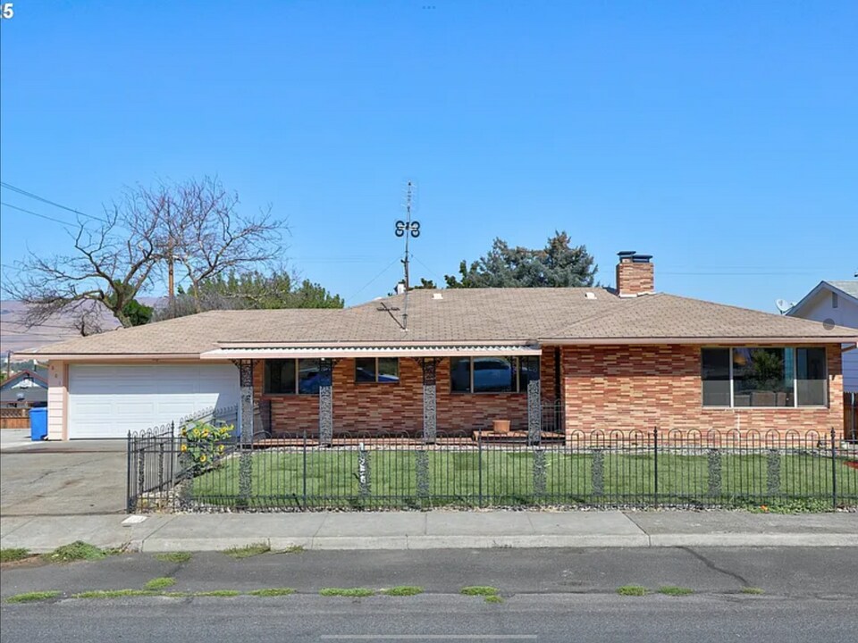 601 E 12th St in The Dalles, OR - Building Photo