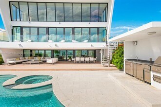 1580 S Treasure Dr in North Bay Village, FL - Foto de edificio - Building Photo