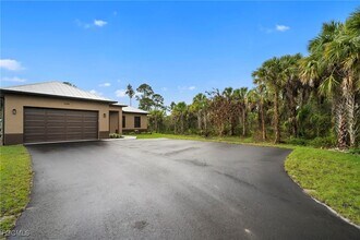 3244 32nd Ave SE in Naples, FL - Foto de edificio - Building Photo