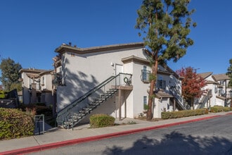 Castaic Lake Senior Apartments in Castaic, CA - Foto de edificio - Building Photo
