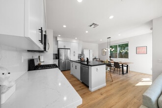 15026 Olive Ln in La Mirada, CA - Foto de edificio - Building Photo