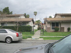 202 E Jackson St in Rialto, CA - Building Photo - Building Photo