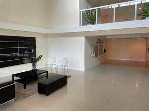 120 Lakeview Dr in Weston, FL - Building Photo - Building Photo