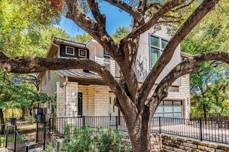 2807 Del Curto Rd in Austin, TX - Building Photo - Building Photo