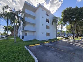 1221 SW 122nd Ave, Unit 201 in Miami, FL - Foto de edificio - Building Photo