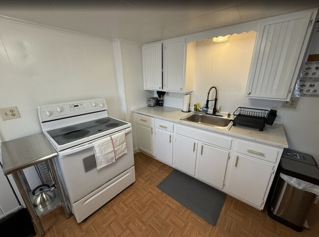 49 Oak Ter, Unit 49 Oak 2nd Floor Unit R1