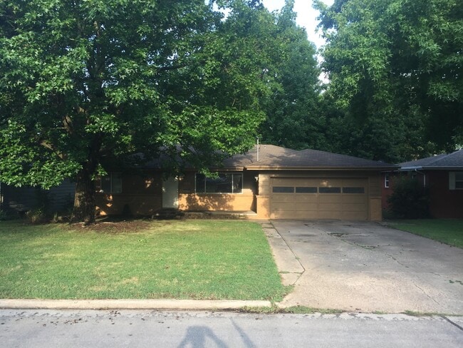 2229 S Pickwick Ave in Springfield, MO - Building Photo - Building Photo