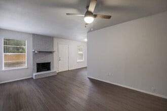 410 Vista W Ct, Unit B in Bastrop, TX - Building Photo - Building Photo