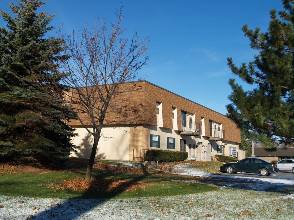 Hampton Crest Apartments in Butler, WI - Building Photo