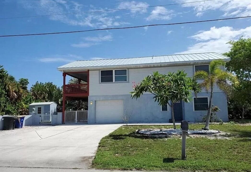 1801 St Lucie Ct in Fort Pierce, FL - Building Photo