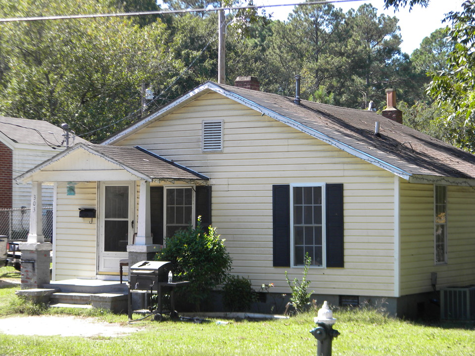 303 Forrest Rd in Wilson, NC - Foto de edificio