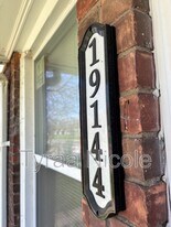 19144 Moross Rd in Detroit, MI - Building Photo