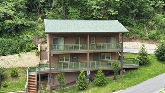121 Village Dr in Gatlinburg, TN - Building Photo