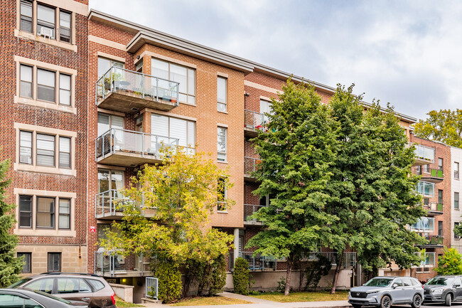 3835 Décarie Boul in Montréal, QC - Building Photo - Building Photo