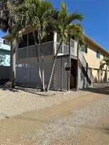 5053 N Beach Rd, Unit 8 in Englewood, FL - Building Photo