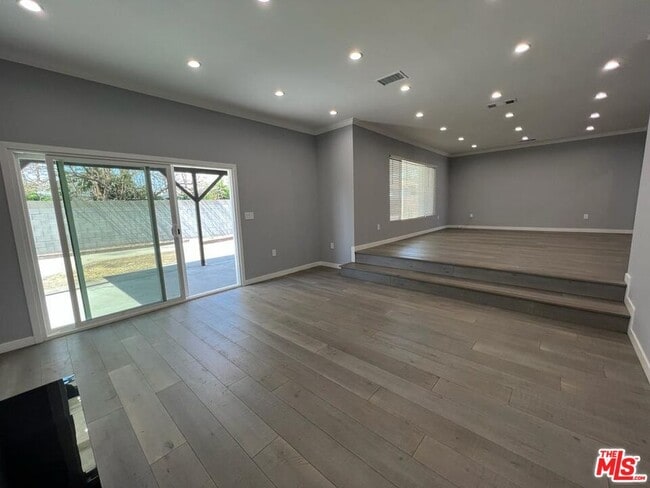 11243 Lull St in Los Angeles, CA - Building Photo - Building Photo