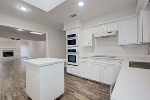 1402 Forest Home Dr in Houston, TX - Building Photo