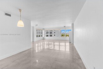 4925 Collins Ave in Miami, FL - Building Photo - Building Photo