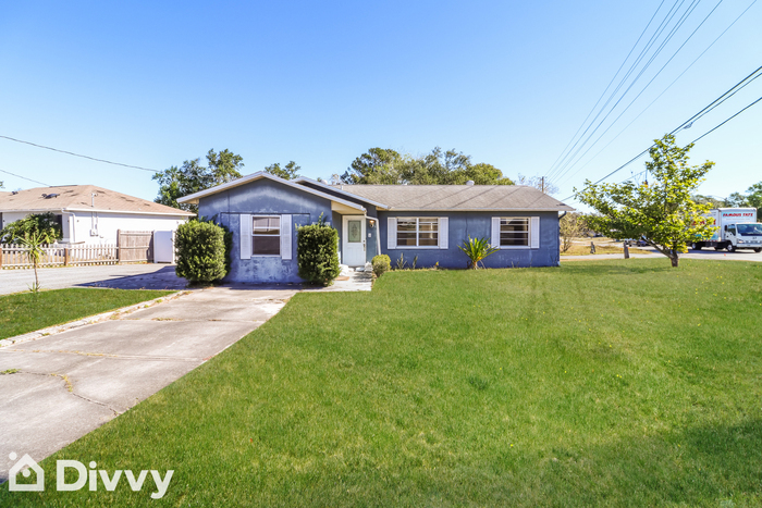 5004 Deltona Blvd in Spring Hill, FL - Building Photo