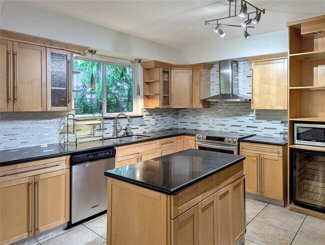 6140 Pine Tree Dr in Miami Beach, FL - Building Photo - Building Photo