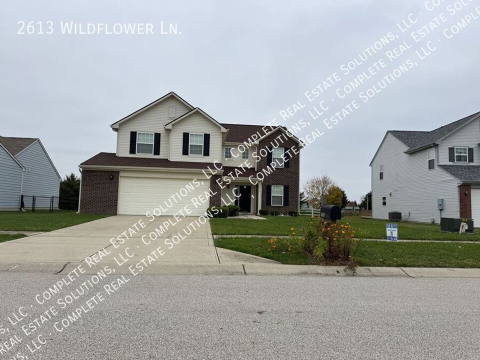 2613 Wildflower Ln in Greenwood, IN - Building Photo