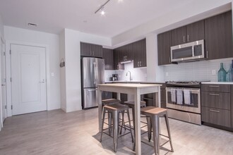 906 Beacon St, Unit 507 in Boston, MA - Building Photo - Building Photo