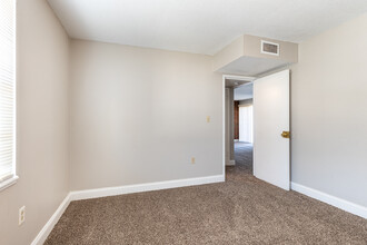 Timber Creek Apartments in Independence, MO - Building Photo - Interior Photo