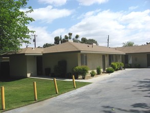 220-226 Stine Rd in Bakersfield, CA - Foto de edificio - Building Photo