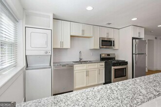 880 St Charles Ave NE in Atlanta, GA - Building Photo - Building Photo