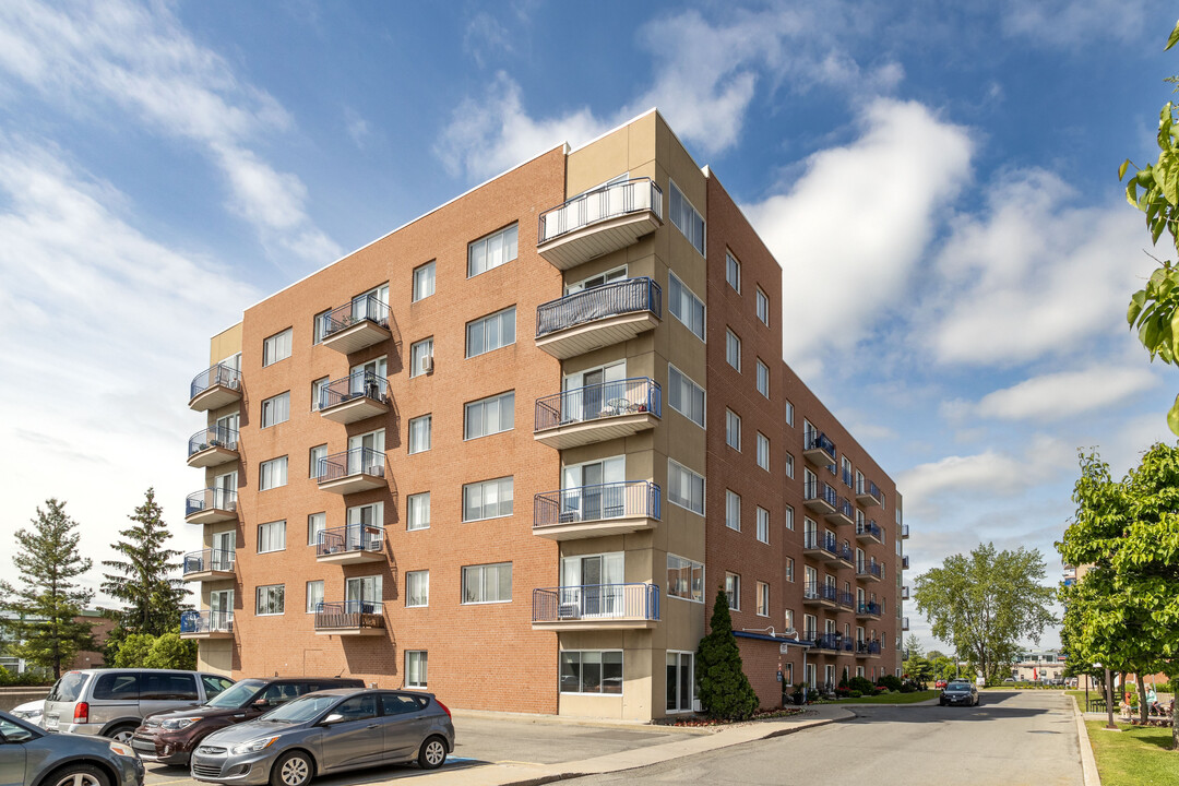 L'Esterel in Pointe-claire, QC - Building Photo