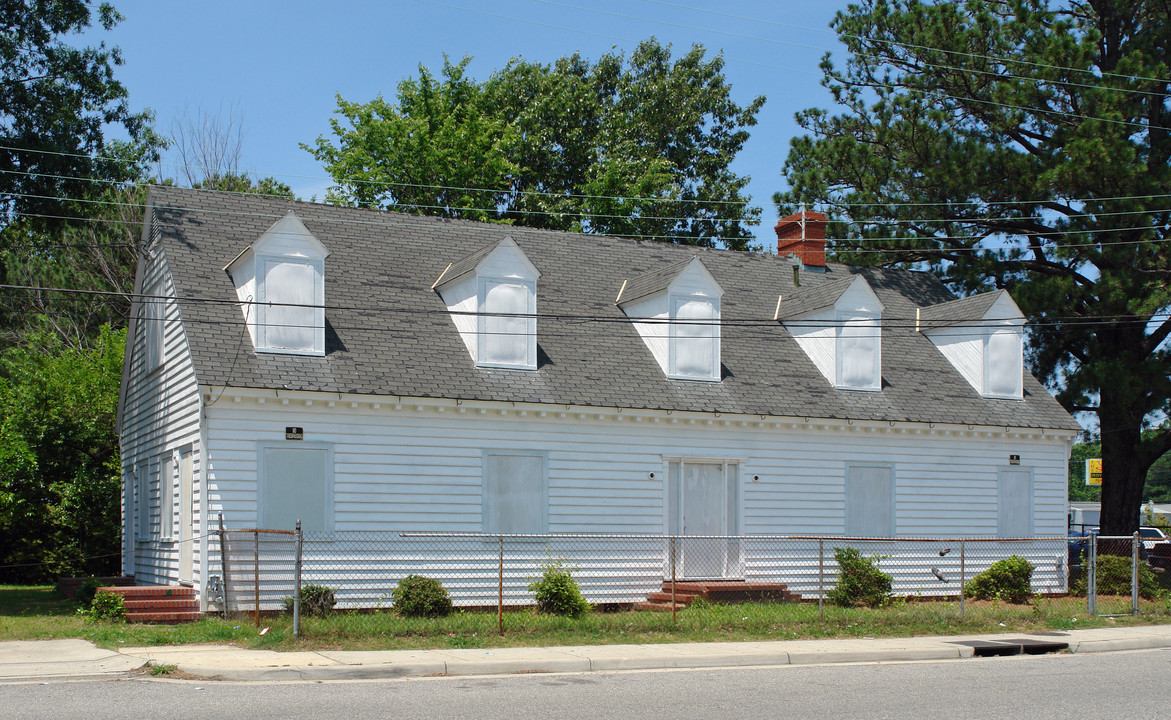 9901 Jefferson Ave in Newport News, VA - Foto de edificio