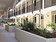 Laurel Courtyard Apartments in North Hollywood, CA - Foto de edificio - Building Photo