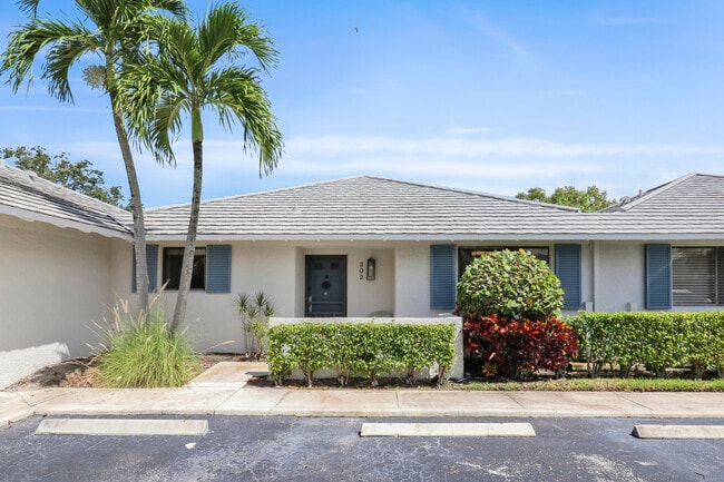 302 Club Dr in Palm Beach Gardens, FL - Foto de edificio - Building Photo