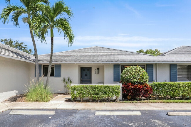 302 Club Dr in Palm Beach Gardens, FL - Building Photo - Building Photo