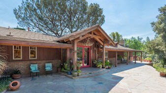 10330 McBroom St in Shadow Hills, CA - Building Photo