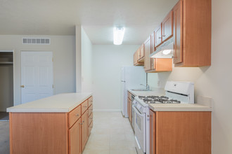 Chamberlain and Lawnfair Apartments in Fairlawn, OH - Building Photo - Interior Photo