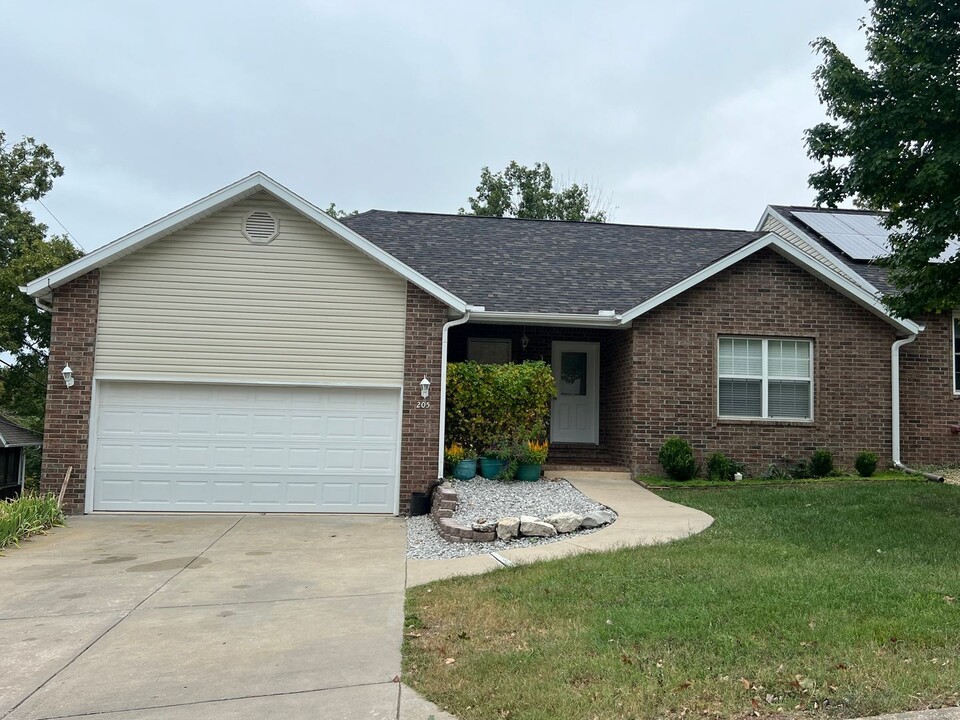 205 Tyler St in Branson, MO - Foto de edificio