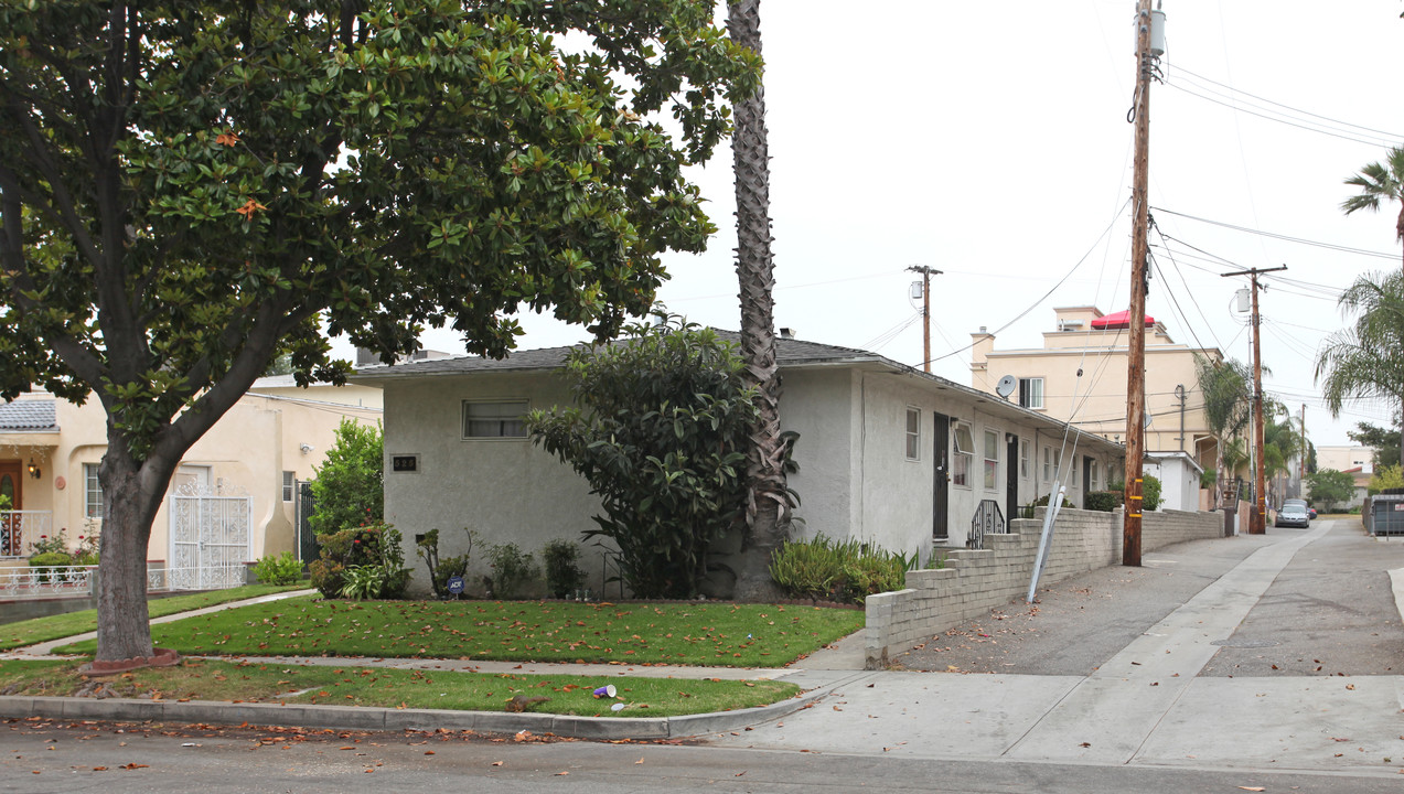 525 E Valencia Ave in Burbank, CA - Building Photo