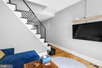 441 E Flora St in Philadelphia, PA - Foto de edificio - Building Photo