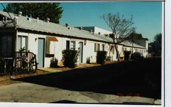 Hayvenhurst Villas Apartments in Van Nuys, CA - Building Photo - Building Photo