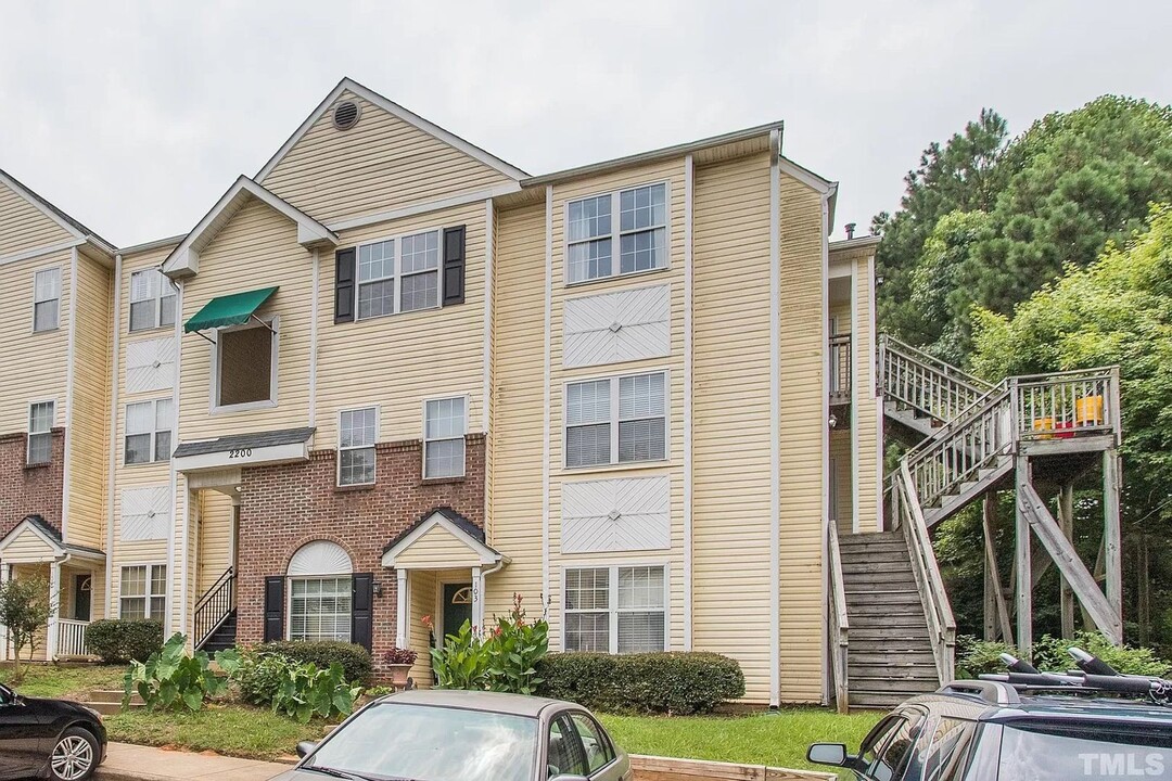 2200 Mountain Mist Ct in Raleigh, NC - Foto de edificio