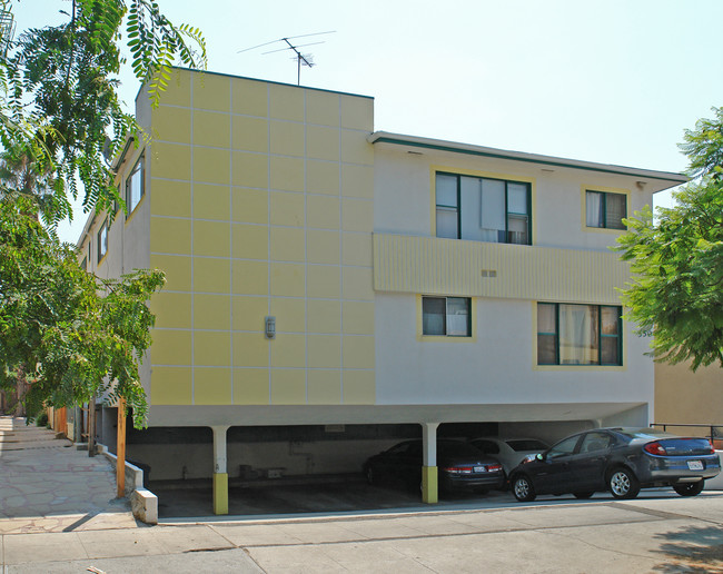 550 N Flores St in West Hollywood, CA - Foto de edificio - Building Photo