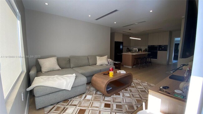 1277 SW 19th St in Miami, FL - Building Photo - Building Photo