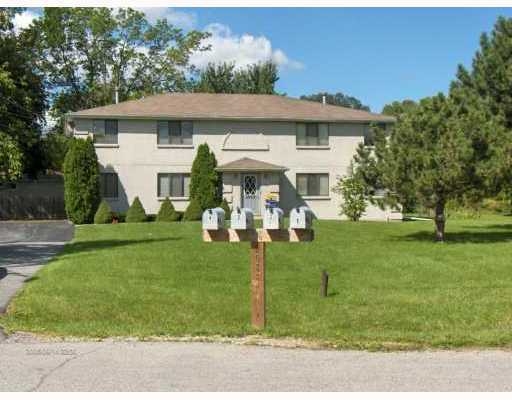 2037 Brookhaven Dr in Wheatfield, NY - Building Photo