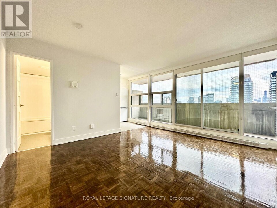 33 Isabella St in Toronto, ON - Building Photo