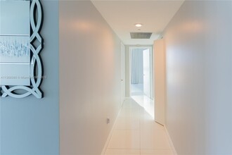 465 Brickell Ave, Unit 4802 in Miami, FL - Foto de edificio - Building Photo